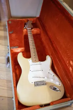 ELECTRIC GUITAR FENDER 1956 STRAOCASTER CLOSET CLASSIC ASH 1-PIECE MAPLE + CASE