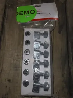 GENUINE FENDER CHROME LOCKING TUNERS STRAT/TELE FENDER LOGO MACHINES