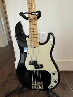 FENDER AMERICAN PROFESSIONAL PRECISION BASS MAPLE FINGERBOARD BLACK