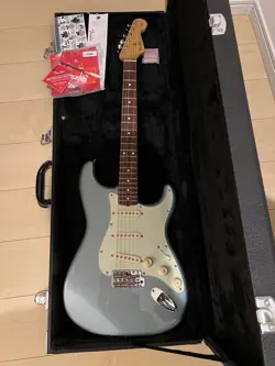 FENDER VINTERA 60S STRATOCASTER ICE BLUE METALLIC WITH HARD CASE ELECTRIC GUITAR