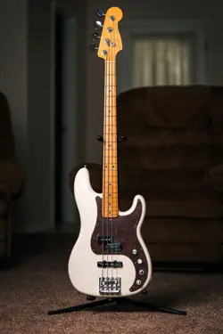 FENDER AMERICAN ULTRA PRECISION 4-STRING ELECTRIC BASS GUITAR - ARCTIC PEARL