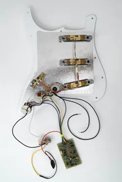 90S LACE SENSOR GOLD PICKUPS CLAPTON MID BOOST LOADED FENDER USA STRAT PICKGUARD