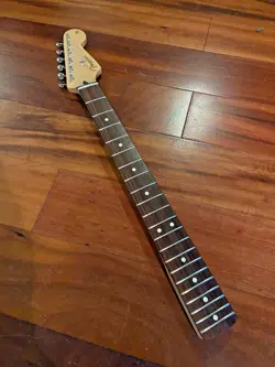 DELUXE STRATOCASTER