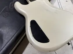 ELECTRIC BASS GUITAR