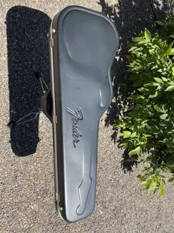 VINTAGE FENDER BLACK MOLDED HARDSHELL CASE FOR STRATOCASTER & TELECASTER GUITAR