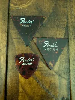 LOT OF 3 VINTAGE FENDER MEDIUM GUITAR PICK PICKS BIG R