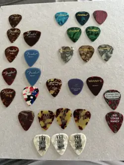 VINTAGE GUITAR PICKS LOT 1960S-?