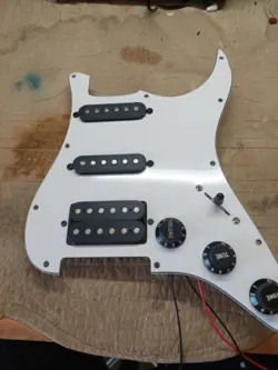 FENDER STRATOCASTER LOADED PICKGUARD SSS