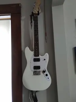 WHITE 6-STRING ELECTRIC