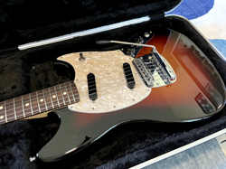 FENDER AMERICAN PERFORMER MUSTANG ROSEWOOD FB ELECTRIC GUITAR 3-COLOR SUNBURST