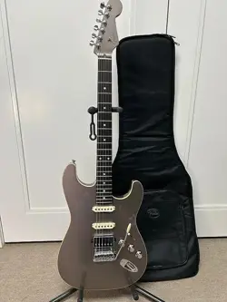 STRATOCASTER HSS-