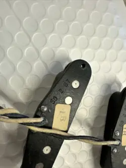 SINGLE-COIL PICKUP FENDER