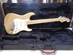 FENDER STRATOCASTER 60TH ANNIVERSARY WITH OHSC AND CASE CANDY