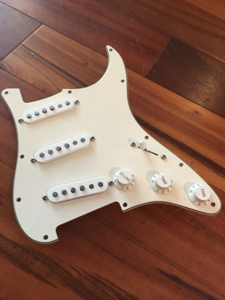 ASSEMBLY STRATOCASTER PARCHMENT