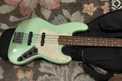 FENDER DELUXE ACTIVE 4 STRING JAZZ BASS SURF PEARL PAU FERRO FINGERBOARD