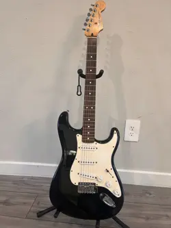 2001 MIM FENDER STRATOCASTER BLACK ELECTRIC GUITAR - MADE IN MEXICO