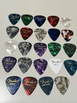 FENDER PREMIUM CELLULOID GUITAR PICKS 24 VARIETY PACK (THIN, MED AND HEAVY)