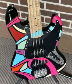 CUSTOM-PAINTED FENDER SQUIER