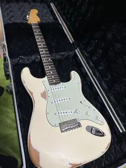 FENDER STRATOCASTER RELIC WITH HARD CASE