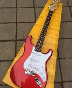 STRATOCASTER RED BRAND