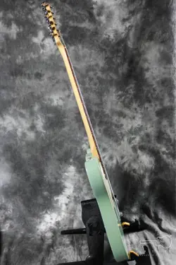 FENDER HIGHWAY ONE TELECASTER DAPHNEBLUE