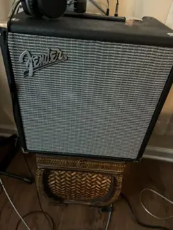 FENDER RUMBLE 25 BASS AMP (25W)