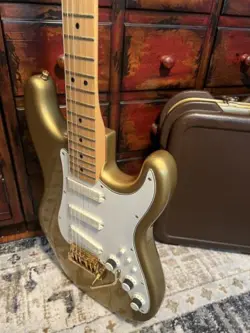 GOLD ELITE STRATOCASTER