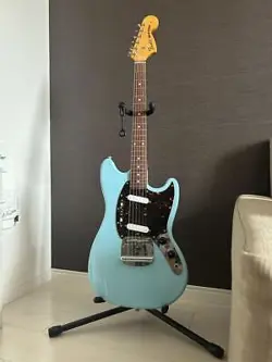 FENDER MUSTANG GUITAR