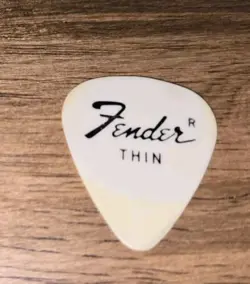 VINTAGE FENDER THIN WHITE GUITAR PICK