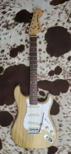 FENDER STRATOCASTER SQUIER GUITAR NATURAL 70S STYLE.