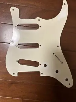 STRATOCASTER PICKGUARD HOLES