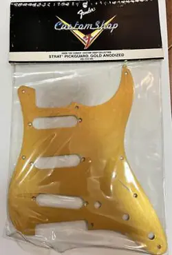 STRAT PICKGUARD GOLD