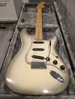 1979 FENDER STRATOCASTER ELECTRIC GUITAR ANTIGUA WITH EXTRAS