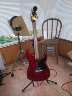 SQUIRE/FENDER STRATOSONIC GUITAR