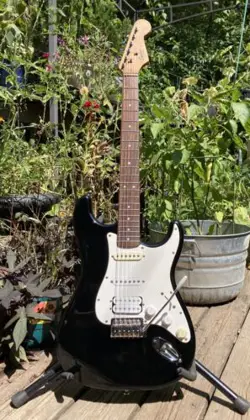 2011 SQUIER BY FENDER BULLET STRATOCASTER HSS BLACK WITH TREMOLO