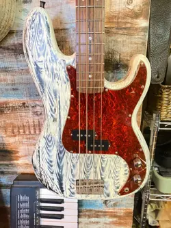 FENDER PRECISION BASS WHITE RELIC