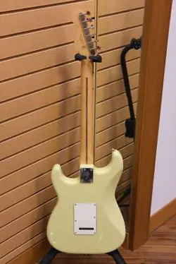 FENDER PLAYER II STRATOCASTER MAPLE FINGERBOARD   HIALEAH YELLOW