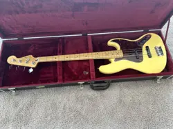 FENDER PLAYER 4-STRING JAZZ ELECTRIC BASS GUITAR - MAPLE FINGERBOARD   HARD CASE