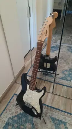 SQUIER BY FENDER  STRAT