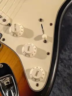 FENDER HIGHWAY ONE STRATOCASTER -3TONE SUNBURST-