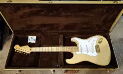 FENDER DELUXE PLAYERS STRATOCASTER 2006 MAPLE FINGERBOARD HONEY BLONDE W/CASE