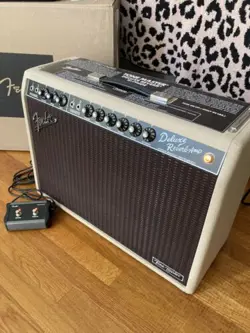 DELUXE REVERB AMP.
