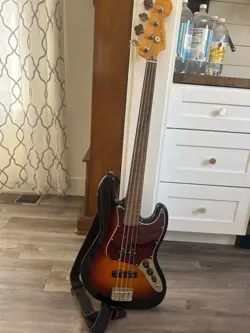 FENDER CLASSIC VIBE '60S JAZZ BASS ELECTRIC GUITAR  - 3-COLOR SUNBURST