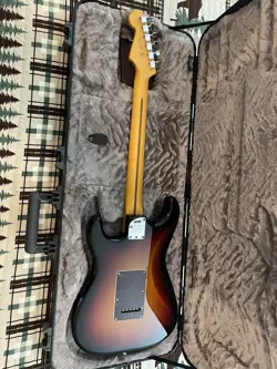 FENDER AMERICAN PROFESSIONAL II STRATOCASTER, 3-COLOR SUNBURST