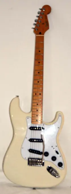 FENDER STRAT ELECTRIC GUITAR 2 POINT TREMOLO GREAT CONDITION SOFT CASE.