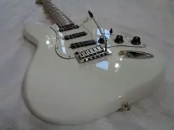 STRATOCASTER WHITE GUITAR