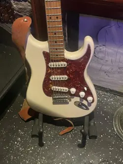 STRATOCASTER ARTIC WHITE