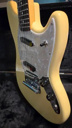 BEAUTY FENDER AMERICAN PERFORMER MUSTANG - VINTAGE WHITE 2022-2023