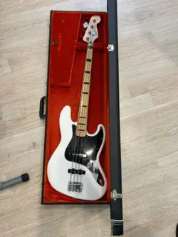 SQUIRE FENDER JAZZ