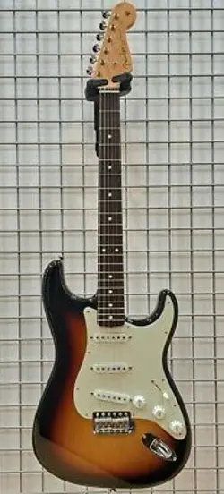 FENDER MADE IN JAPAN TRADITIONAL 60S STRATOCASTER   3 COLOR SUNBURST